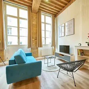 https://le-chartreux-canut-lyonnais-croix-rousse.hotels-rhonealpes.com